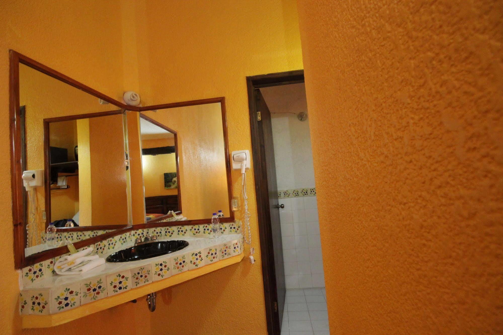 Hotel Plaza Santo Domingo San Cristóbal de Las Casas Esterno foto